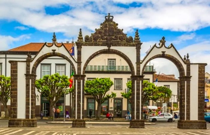 the Portas da Cidade, the three-arched gateway that welcomes you to Ponta Delgada