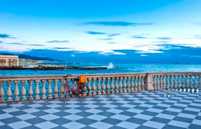 A bicycle resting against the railings of Terrazza Mascagni