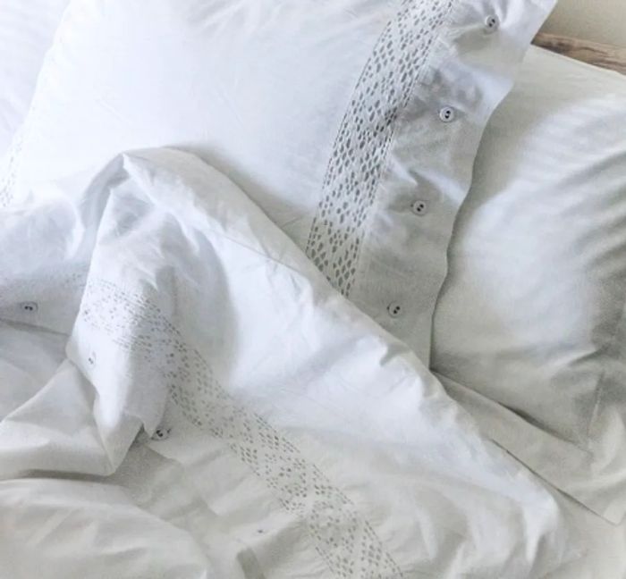 white-linens-pillows-blankets