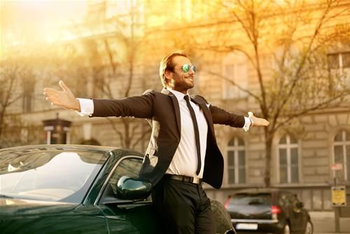 Đàn ông dễ bị đồng tiền làm biến chất