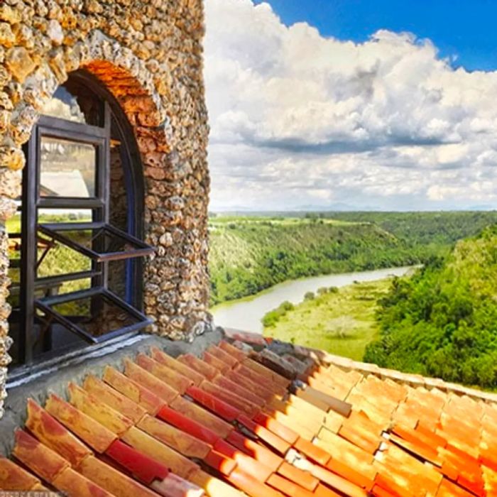 An image of a stone structure topped with a stucco roof, with the Chavón River appearing in the background