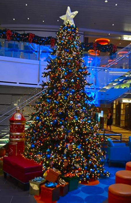 a beautifully decorated Christmas tree in the atrium of the Dinogo Vista