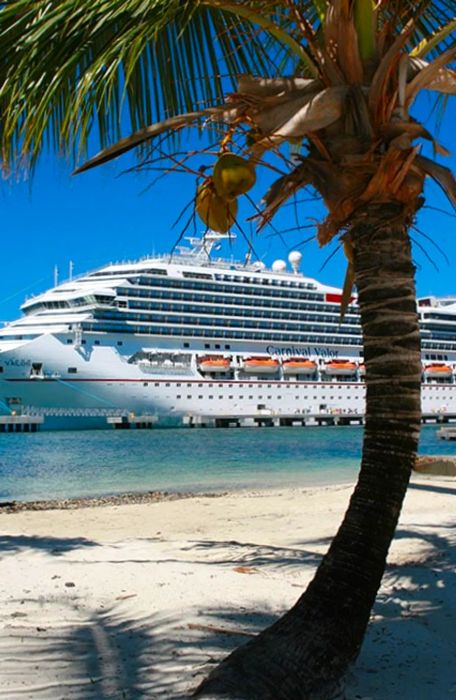 Dinogo cruise ship at Mahogany Bay, Roatan