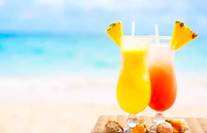 Tropical cocktails on a Bahamian beach