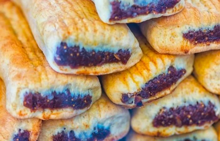 a stack of imqarets, a sweet Maltese pastry filled with dates