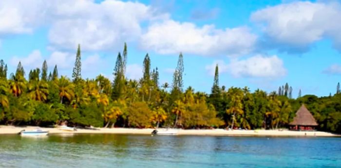 a hut situated at the edge of Kanumera Bay