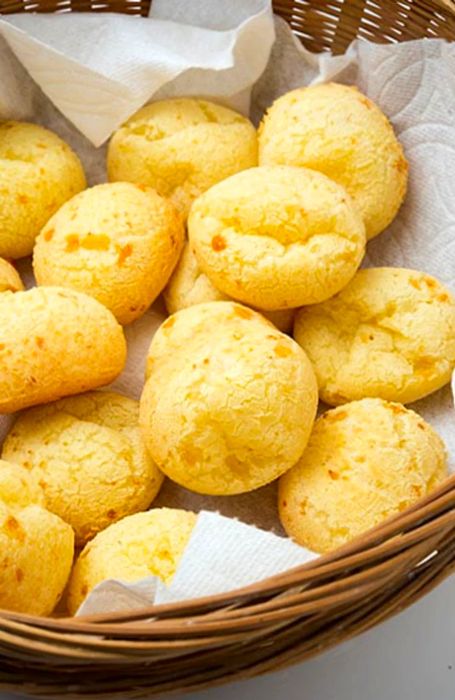 Freshly baked Pan de Bono from Cartagena, presented in a brown basket