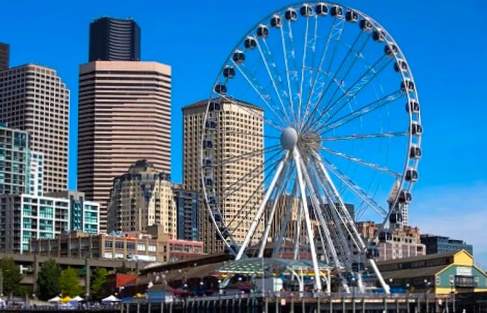 massive Ferris wheel at the end of Pier 57 in Seattle