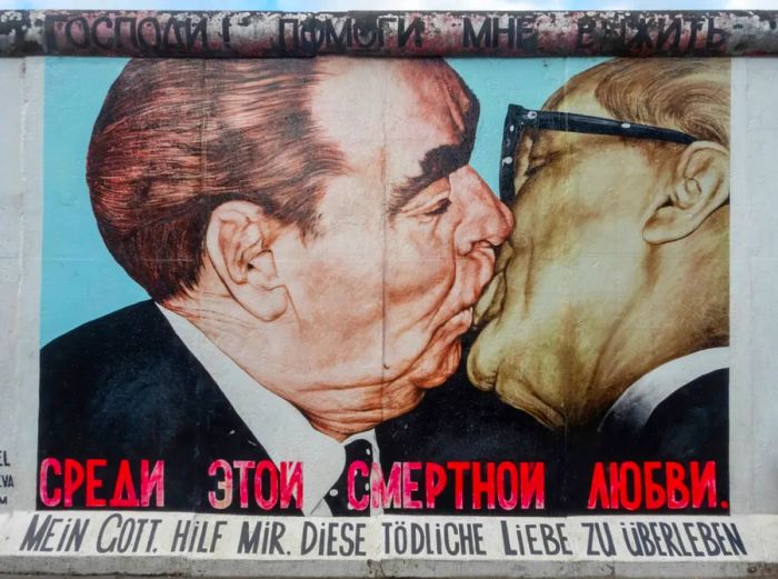 Artwork depicting two men kissing on a wall