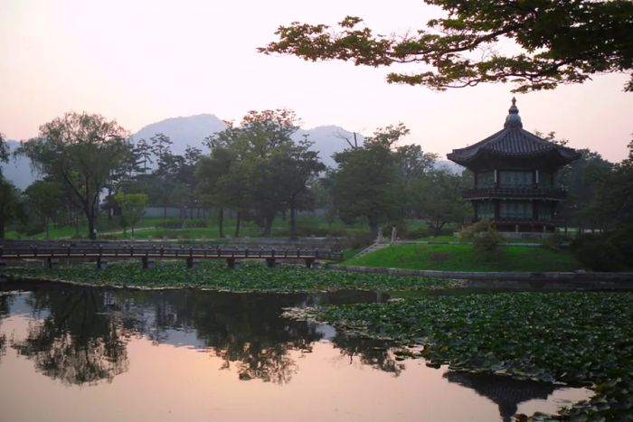 Seoul is a city filled with couples, and it’s easy to see why—Korea’s capital exudes romance. For an ideal date, start with a leisurely stroll through the enchanting gardens of <a href=