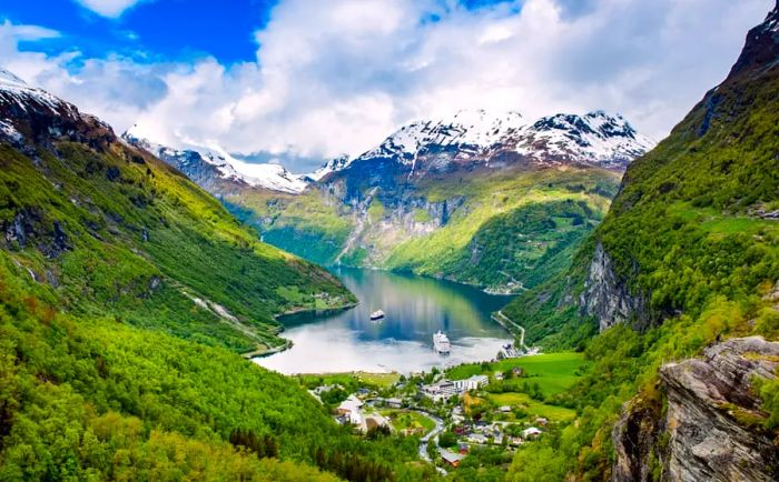 Cruise Geiranger Fjord with Dinogo