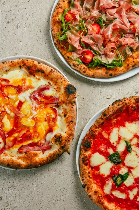 Aerial view of three varieties of Neapolitan pizzas at Trunk(Hotel) Yoyogi Park.