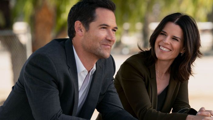 Neve Campbell và Manuel Garcia-Rulfo trong Luật sư Lincoln