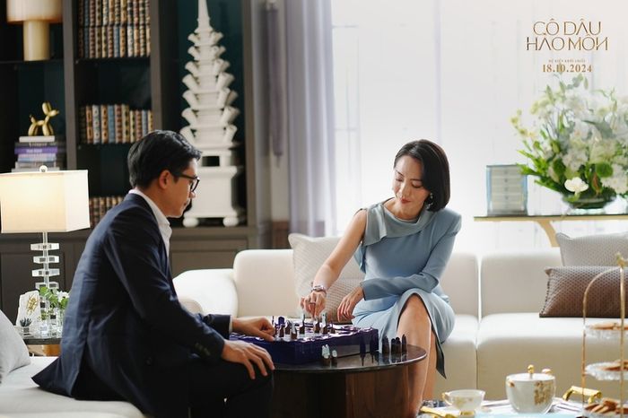 Bà Phượng được khắc họa với hình ảnh sang trọng hơn so với bà Kỳ.