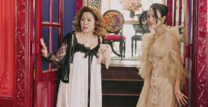 Người mẹ (do Hồng Vân đảm nhận) và cô con gái (do Quỳnh Lương thủ vai) tượng trưng cho những kẻ giàu có nhưng hợm hĩnh.