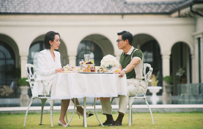 Bộ phim còn có một cảnh gượng ép khi bà giảng giải về giá trị của tiền bạc cho Bảo Hoàng.