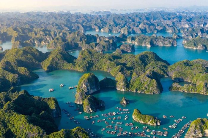 Vịnh Hạ Long từ góc nhìn trên cao