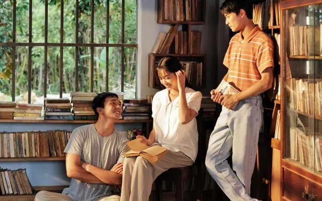 Miền là cô gái quê hiền lành và nhút nhát.