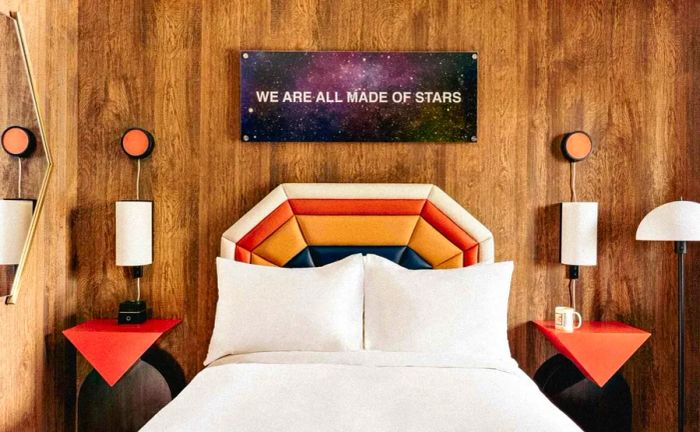 Located on Route 66, Americana Motor Hotel features guest rooms adorned with wooden walls and quotes saying 