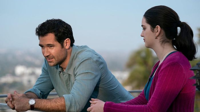 Manuel Garcia-Rulfo và Krista Warner trong The Lincoln Lawyer