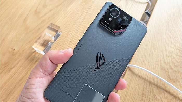 Thiết kế mặt sau của ROG Phone 9