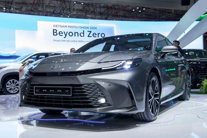 Mẫu sedan này nổi bật với thiết kế hiện đại và nhiều công nghệ tiên tiến.