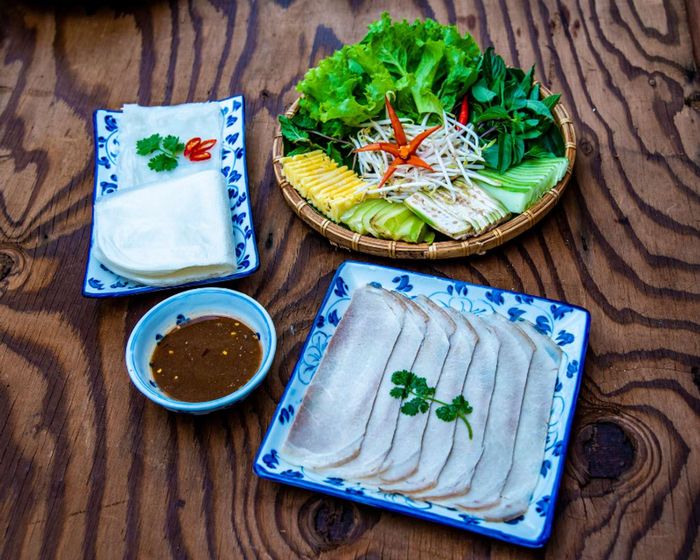 bánh tráng cuốn thịt heo