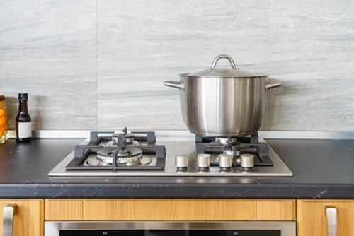 đặt bếp cần tuân thủ nguyên tắc tọa hung hướng cát