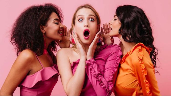 Gossip đi với giới từ nào?