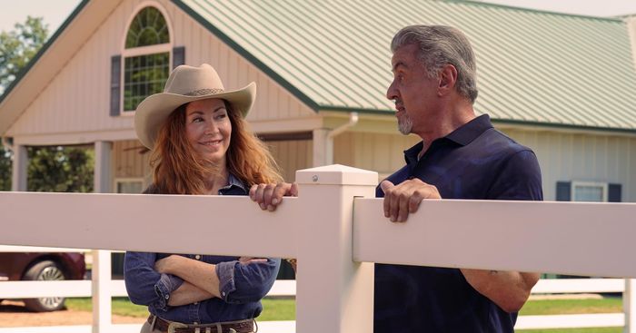 Sylvester Stallone và Dana Delany trong Tulsa King