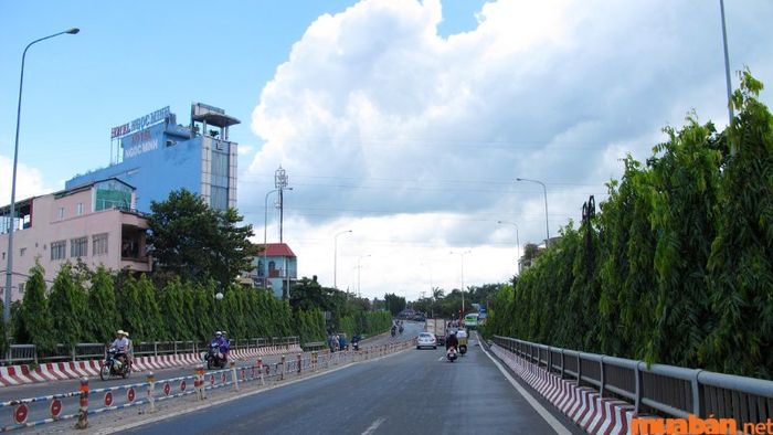 Ngã tư Ga, hay cầu vượt Ngã tư Ga, là một trong những giao lộ quen thuộc ở Sài Gòn.