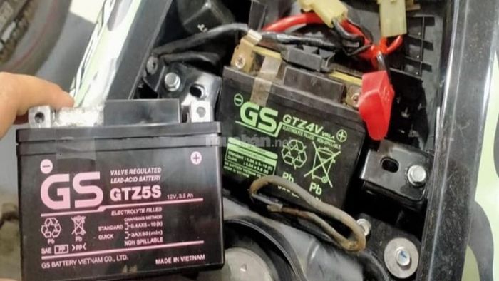 Cách mở khóa xe SH 125i khi bình hết điện bằng cách thay bình ắc quy mới