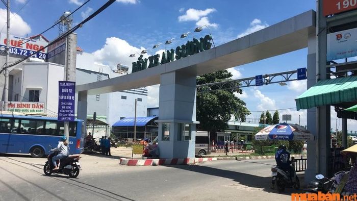 Ngã tư Ga nằm gần bến xe Quận 12, một trong những bến xe lớn của khu vực.