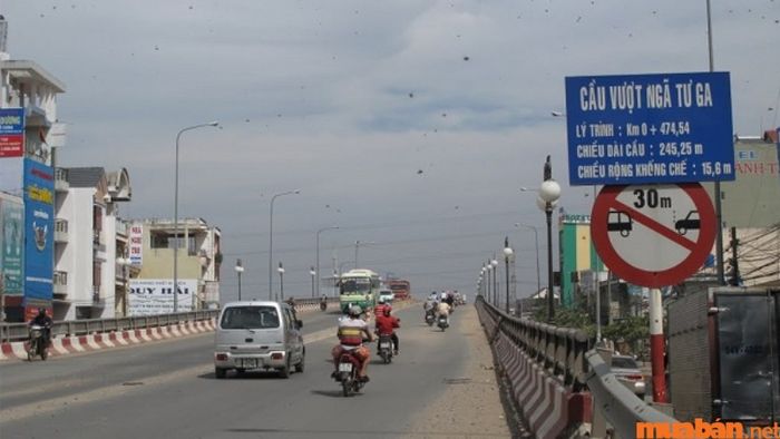 Cầu vượt ngã tư Ga được thiết kế với khả năng chịu tải 30 tấn, có bề rộng từ 17,5 đến 18 mét.