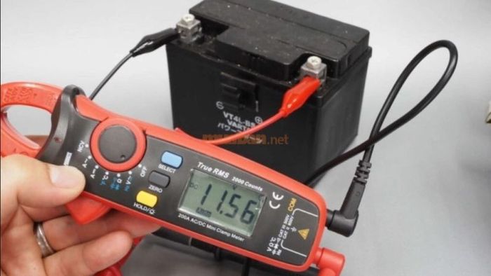 Cách mở khóa xe SH khi bình hết điện bằng cách nạp điện cho bình ắc quy