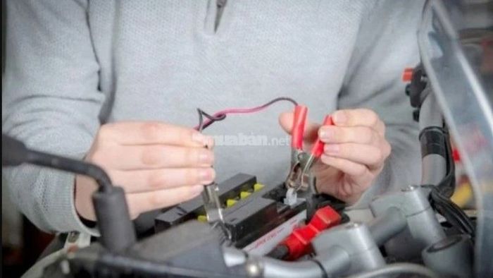 Cách mở khóa xe SH khi bình hết điện bằng cách câu bình ắc quy từ một xe khác