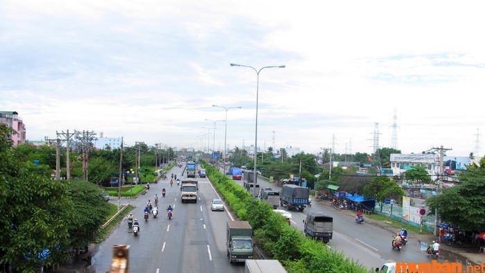 Ngã tư Ga là một nút giao thông quan trọng trên tuyến đường chính của Quận 12.