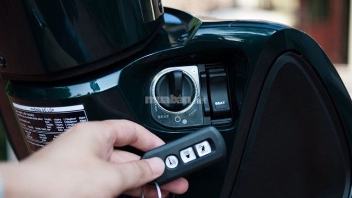 Phương pháp mở khóa xe SH 150i khi bình hết điện bằng chìa khóa cơ