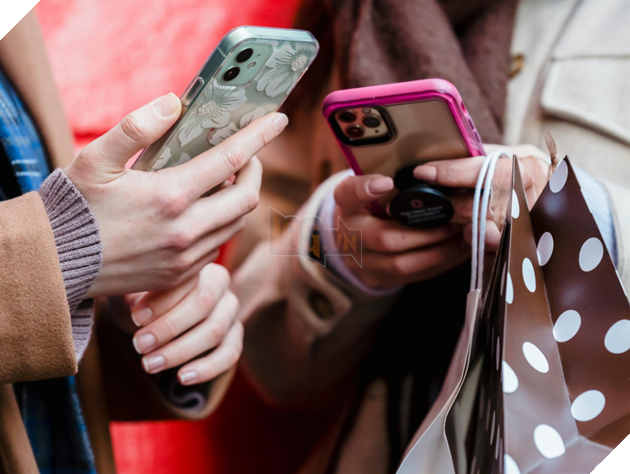 Người sử dụng smartphone không chú ý đến AI.
