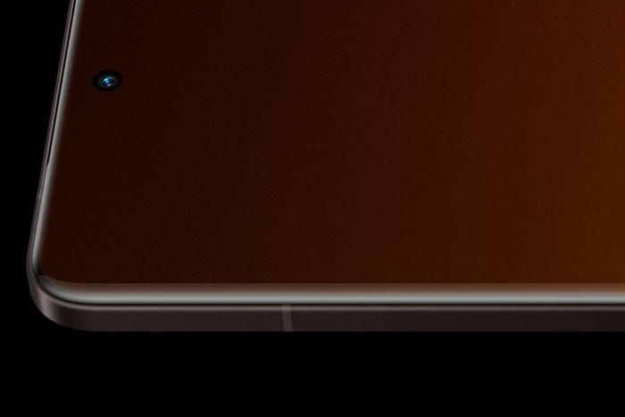 Màn hình của realme GT 7 Pro được thiết kế cong tràn cạnh rất ấn tượng.