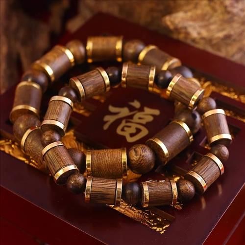 Đeo vòng tay trầm hương