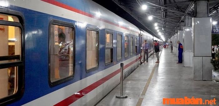 Việc tham khảo bảng giờ tàu sẽ giúp bạn dễ dàng chọn chuyến đi và mua vé tàu từ Hà Nội đến Quảng Bình hơn.
