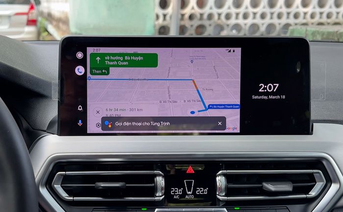 Google Maps được tích hợp trong ô tô.
