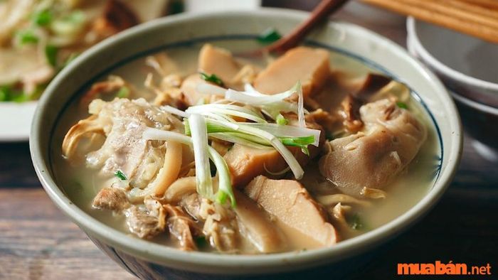 Măng khô hầm chân giò thanh ngọt, đậm đà