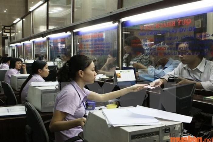 Nên tránh đặt vé trong mùa cao điểm vì sẽ rất khó để tìm được vé tốt và chỗ ngồi phù hợp.