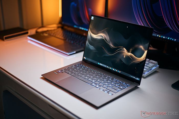 ASUS Zenbook S 14 với Intel Core Ultra 7 258V