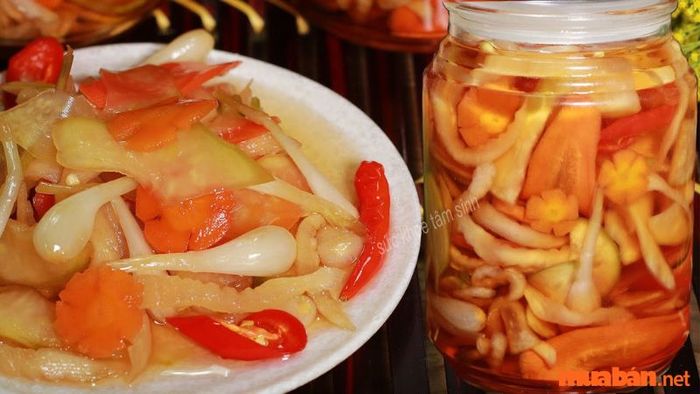 Dưa món thường được ăn kèm với bánh chưng và bánh tét.