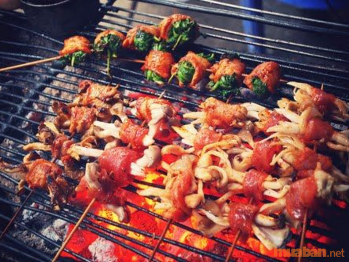 Thịt xiên cuộn cải mèo và thịt cuộn nấm, món ăn dân dã dành cho khách phương xa
