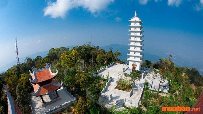 Đền Bà Chúa Thượng Ngàn nằm trên đỉnh núi cao