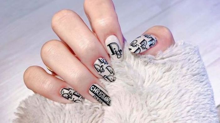 Mẫu nail với chữ thương hiệu
